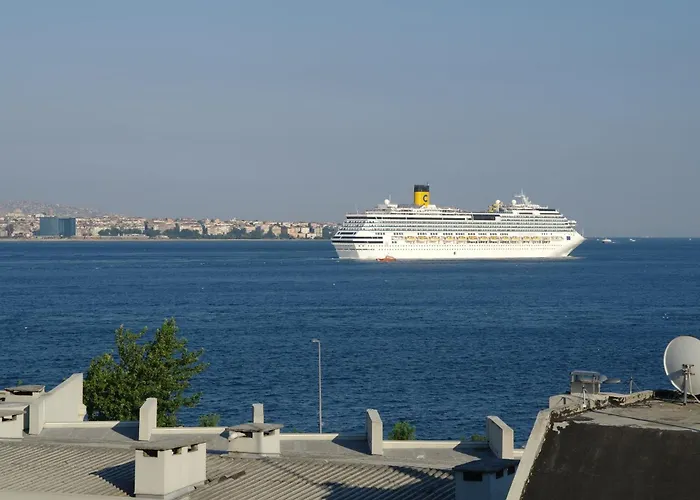 Aruna Hotel
